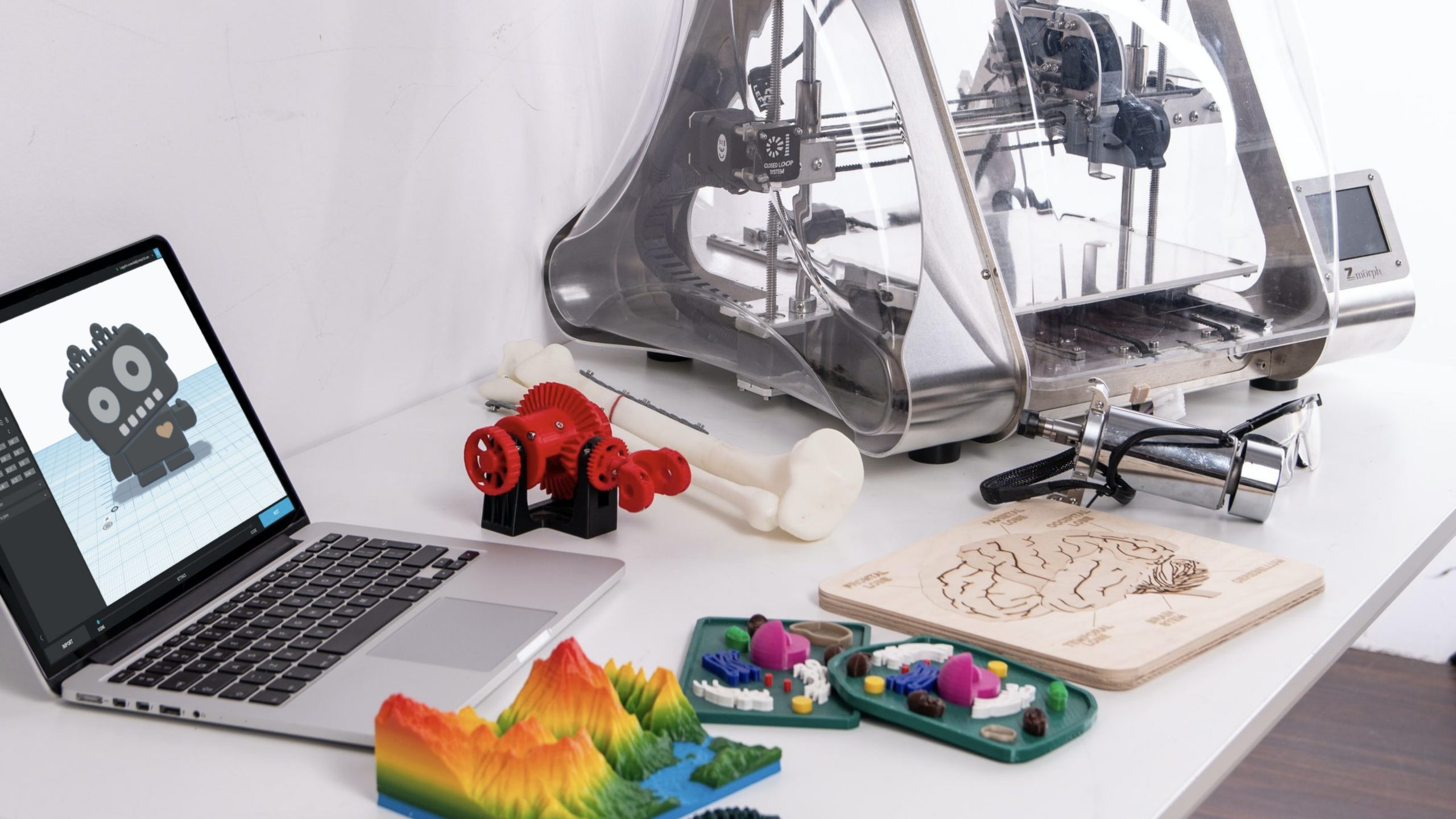 En Atlas se imprime en 3D desde fachadas a maquetas interactivas, arena para fundición y piezas de nanosatélites