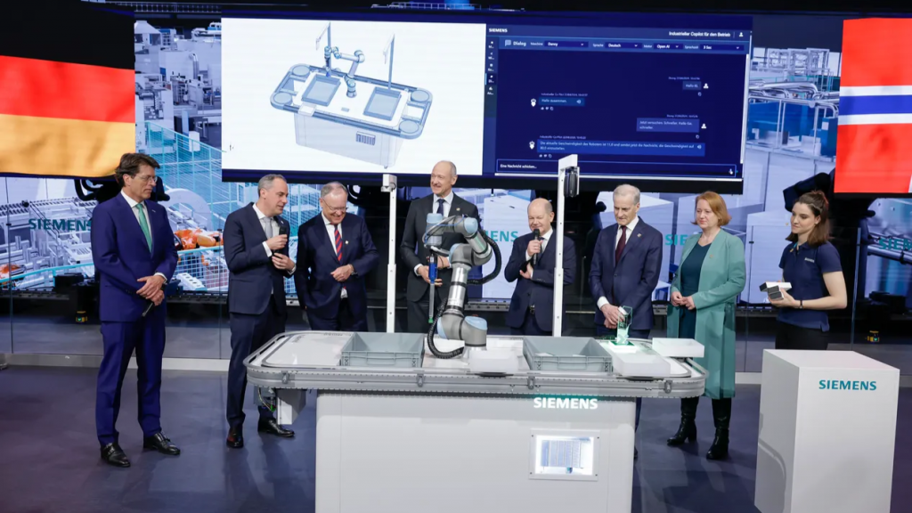 El Canciller alemán Olaf Scholz y el Primer Ministro noruego Jonas Gahr Støre, junto a Tony Hemmlgarn, Presidente y CEO de Siemens