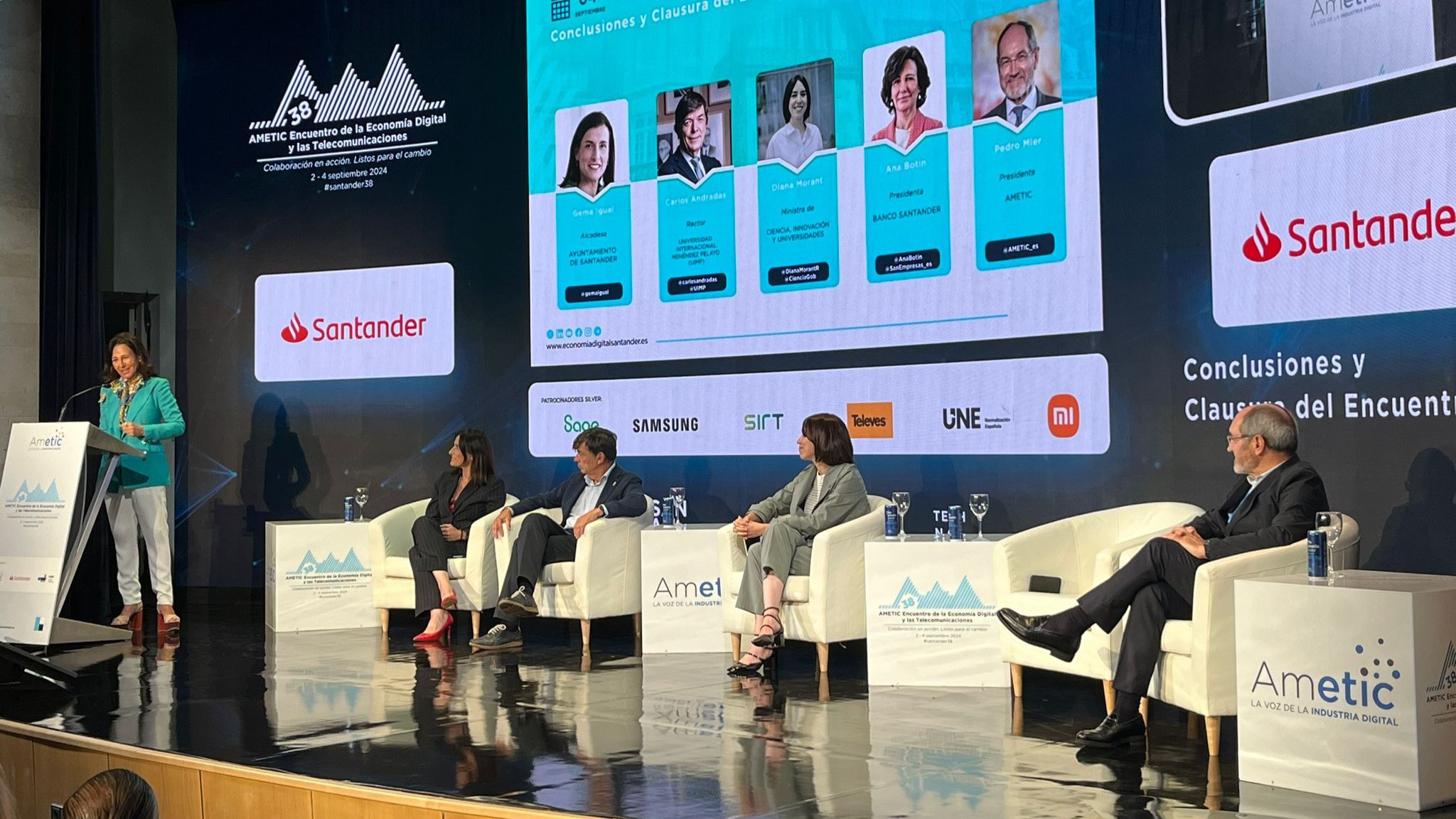 Ana Botín reclama en el Encuentro de AMETIC que todos los sectores abran sus datos como la banca