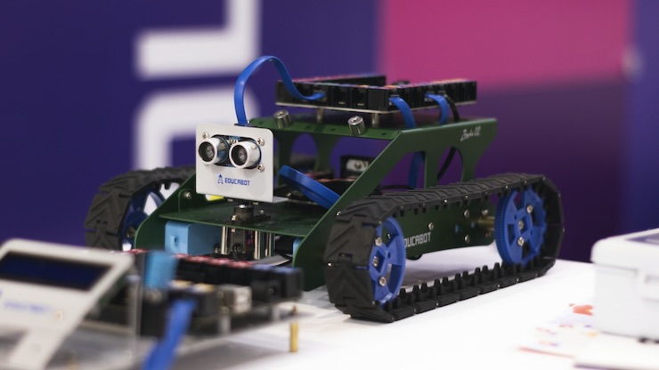 Cirugía robótica, búsqueda de minas antipersona y transporte de mercancía, logros de los robots colaborativos