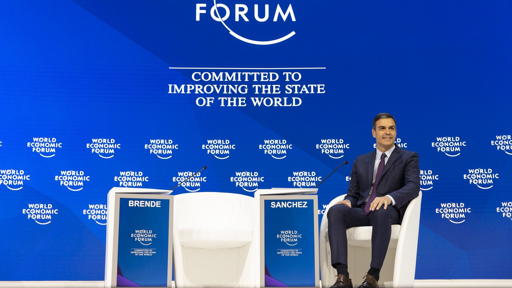 Sánchez se reúne en Davos con los que le escriben los informes