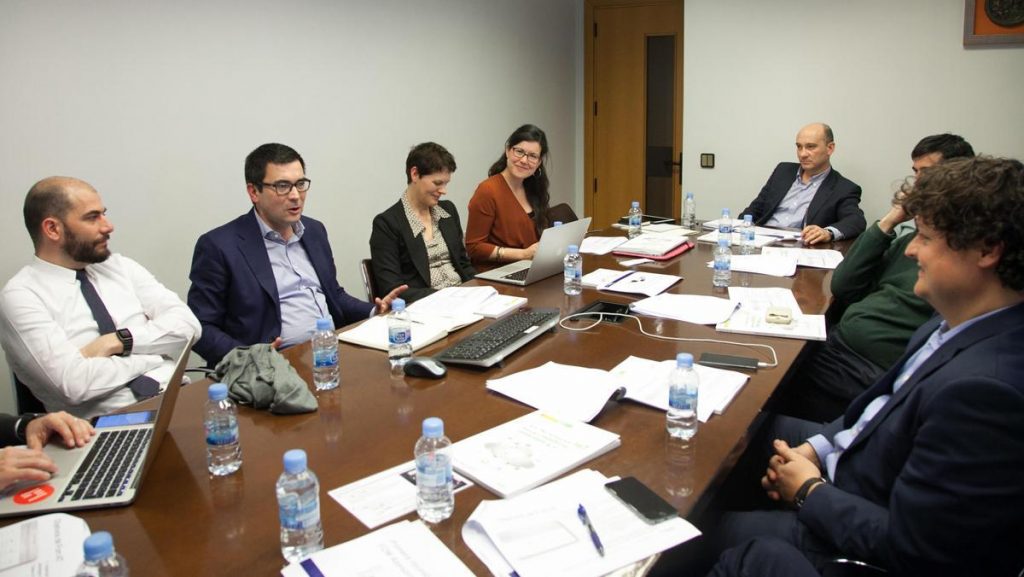 Reunión de los componentes del primer comité asesor de FOM presidido por Pablo Oliete