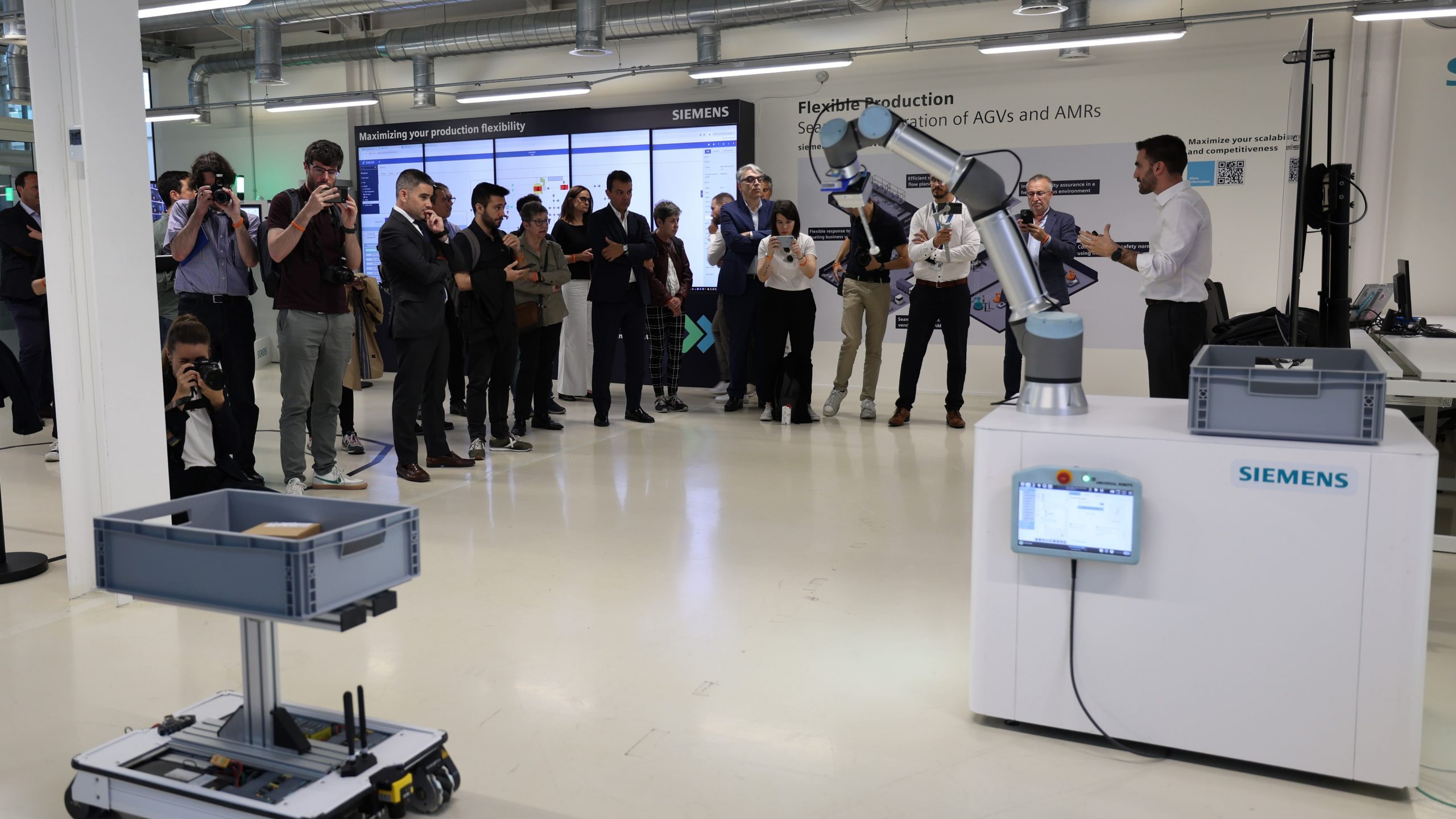 Siemens abre un centro internacional de competencia en AGV e intralogístia DFactory Barcelona