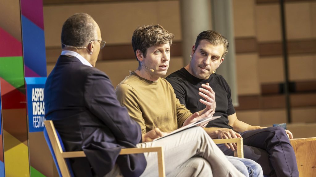 El periodista Lester Holt junto a Sam Altman (Open.ia) y Brian Chesky (Airbnb) en el Apen Ideas Festival 2024