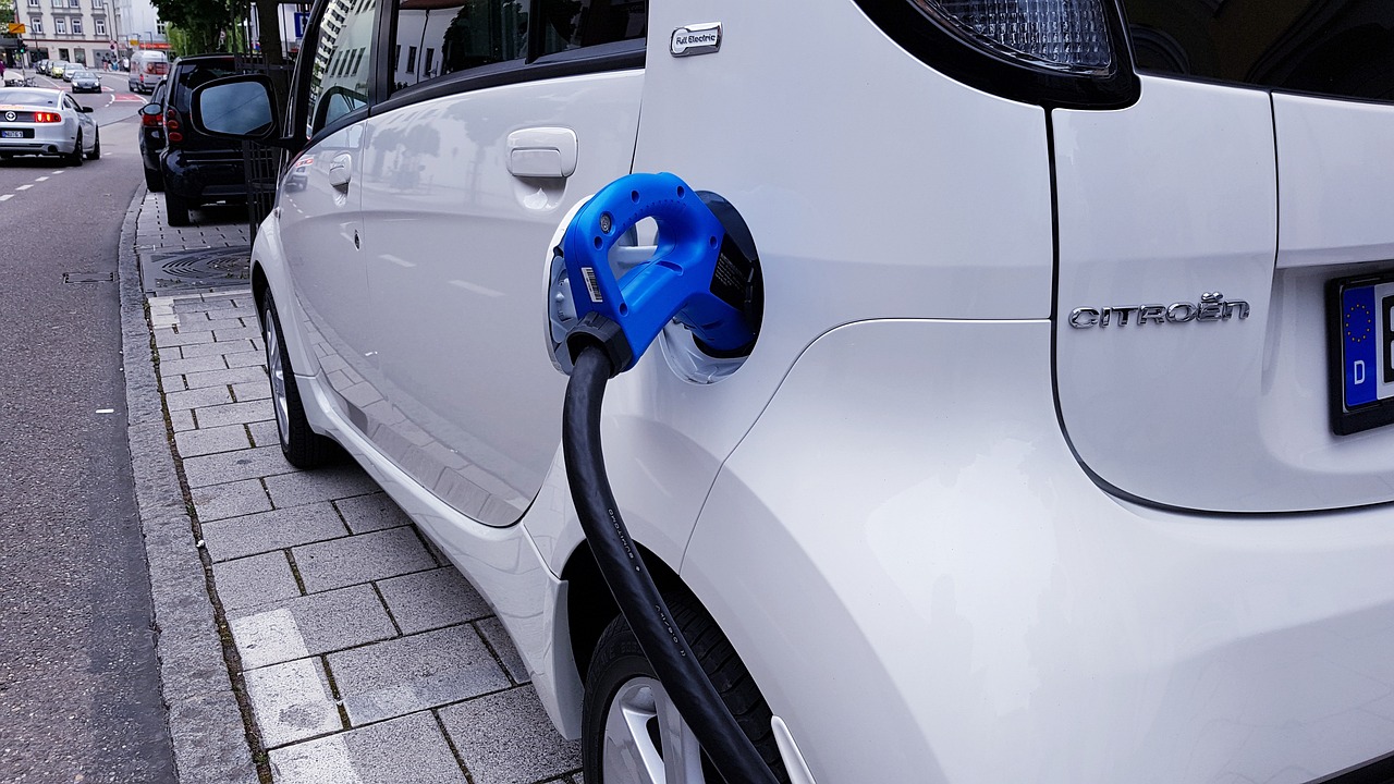 El coche eléctrico sigue sin arrancar: el 58% cree que es caro y las ayudas públicas no funcionan, según Citröen